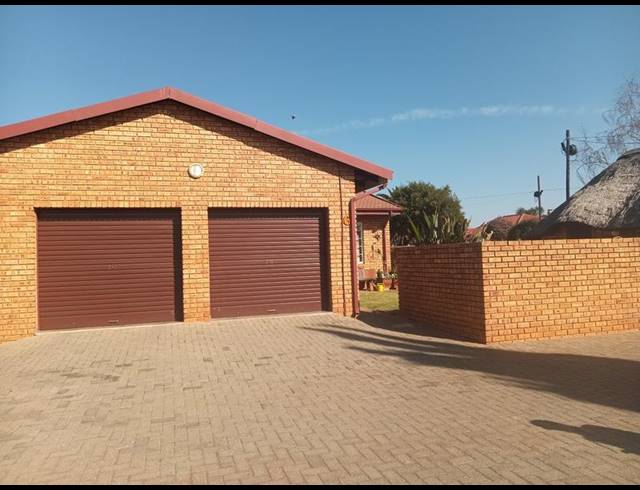 3 BEDROOM TOWNHOUSE FOR SALE IN EIKE PARK